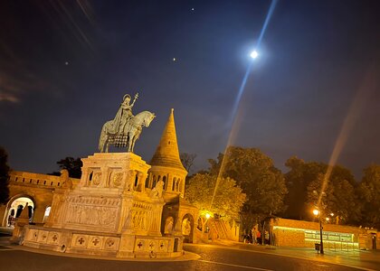 Statue på toppen av slottshøgda i Budapest - Klikk for stort bilde