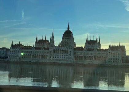 Presidentpalasset i Budapest ein tidlig morgon oktober 2022 - Klikk for stort bilde