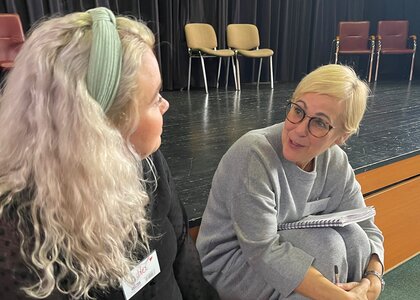 Ida Nordstrand Veskje, lærar og Diane Fisher-Naylor, CCE, i samtale om prosjektet  Kunsten å lære.  - Klikk for stort bilde