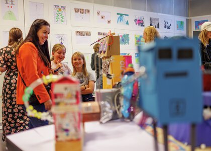 Elever ved Alvdal skole er omvisere på seminaret om Kunsten å lære i Oslo  - Klikk for stort bilde