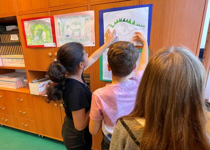 Elevar på den ungarske skulen Mikszáth Kálmán primary School viser fram sine drageteikningar - Klikk for stort bilde