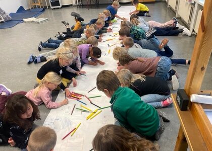 Elevar ved Søre Ål skule, Lillehammer, som tek del i prosjektet Kunsten å lære - Klikk for stort bilde