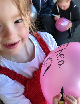 Kunsten å lære - jente tegner på rosa ballong - stående bilde - Klikk for stort bilde